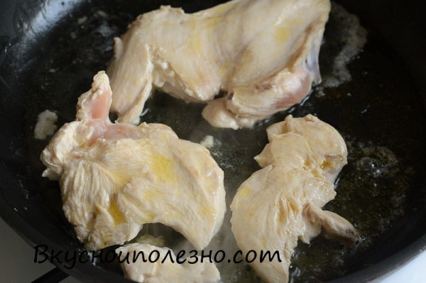 Куриное филе обжариваем до готовности  на растительном или топленом сливочном масле 